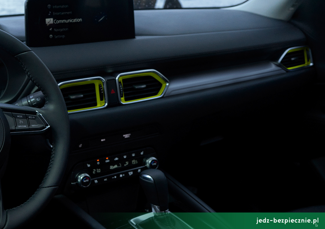Premiera tygodnia - Mazda CX-5 fl 2022 - kokpit wersji specjalnej Newground z zielonymi wstawkami